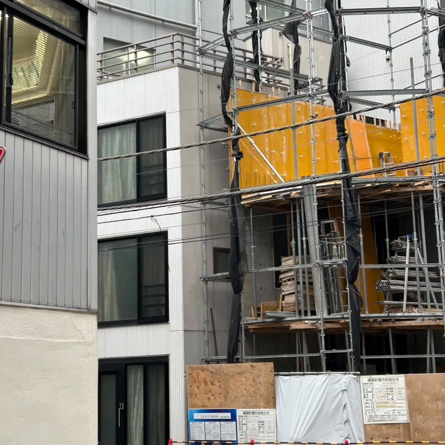 昨日、千代田区神田司町新築ビル現場の足場盛替え作業を行いまし...