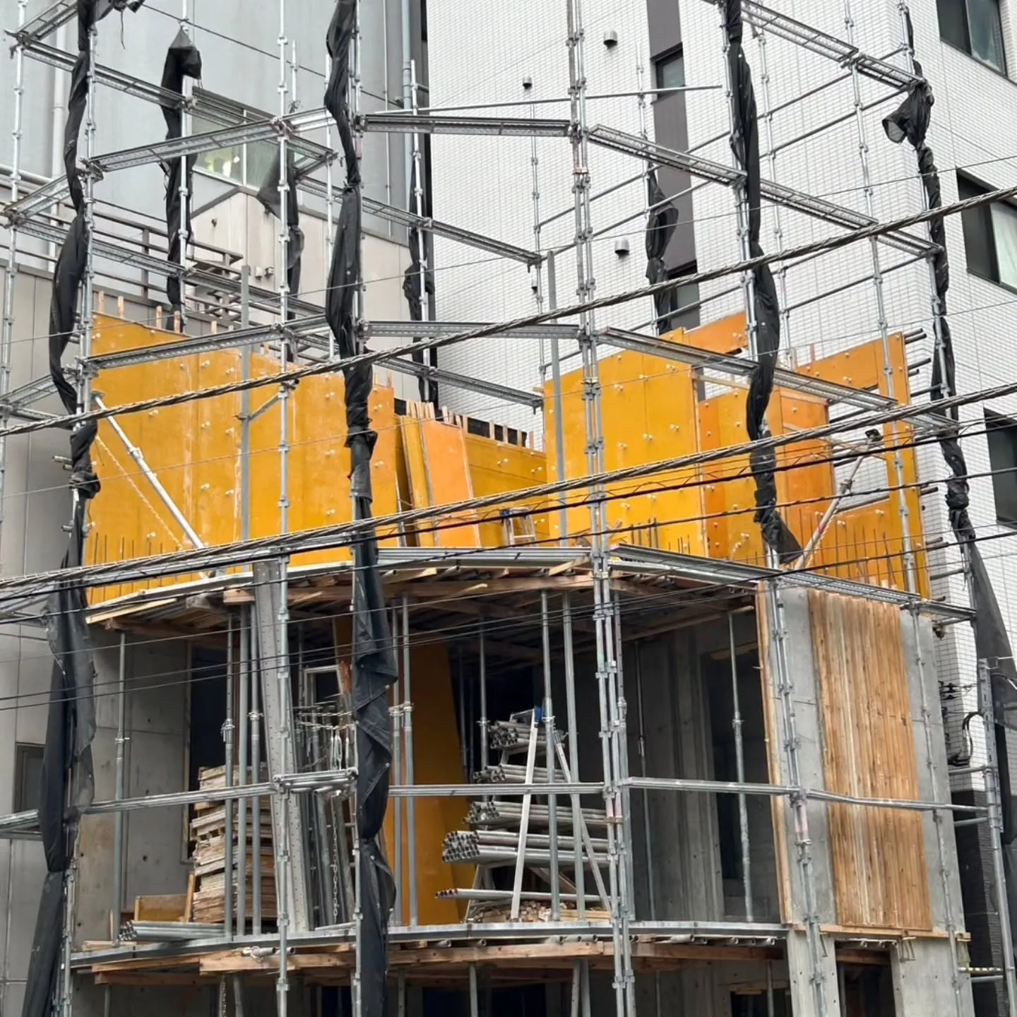 昨日、千代田区神田司町新築ビル現場の足場盛替え作業を行いまし...