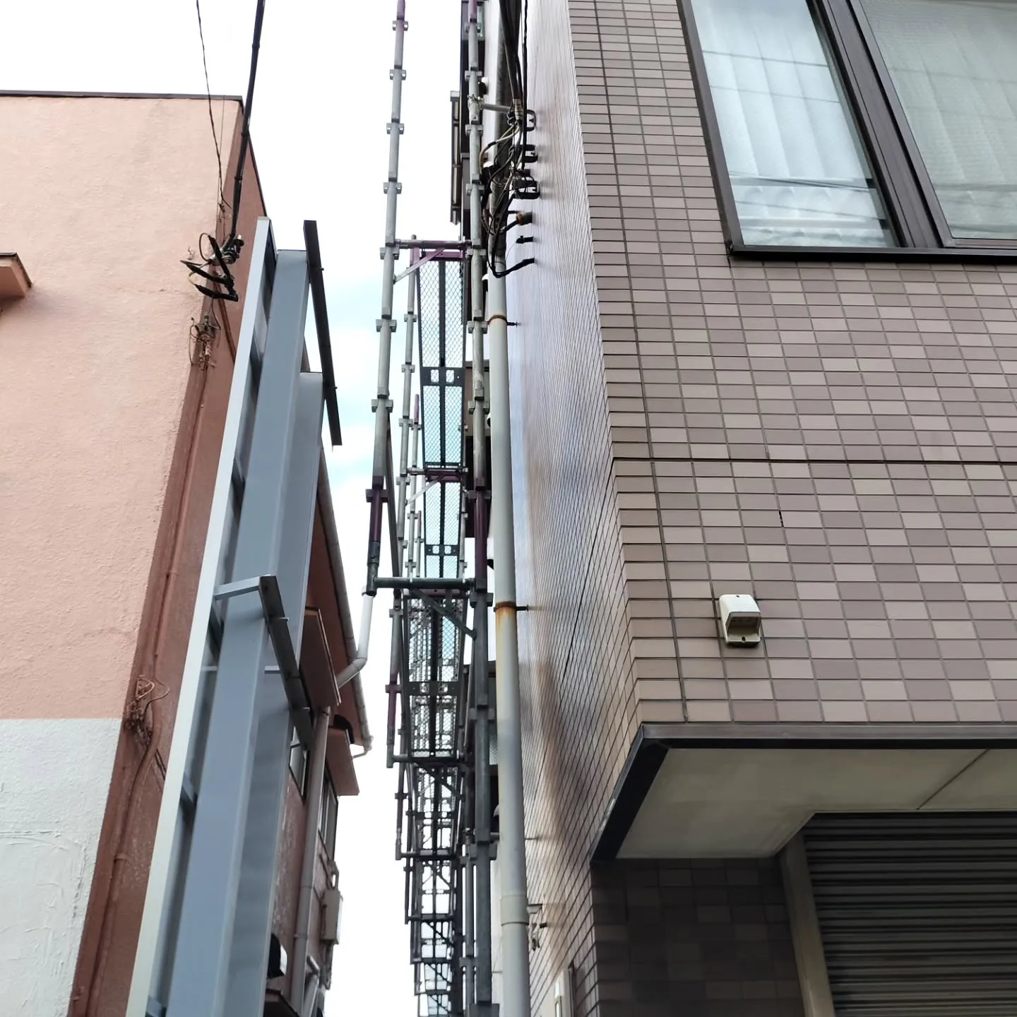 先日、八王子市にあるマンションの改修工事に着手いたしました。