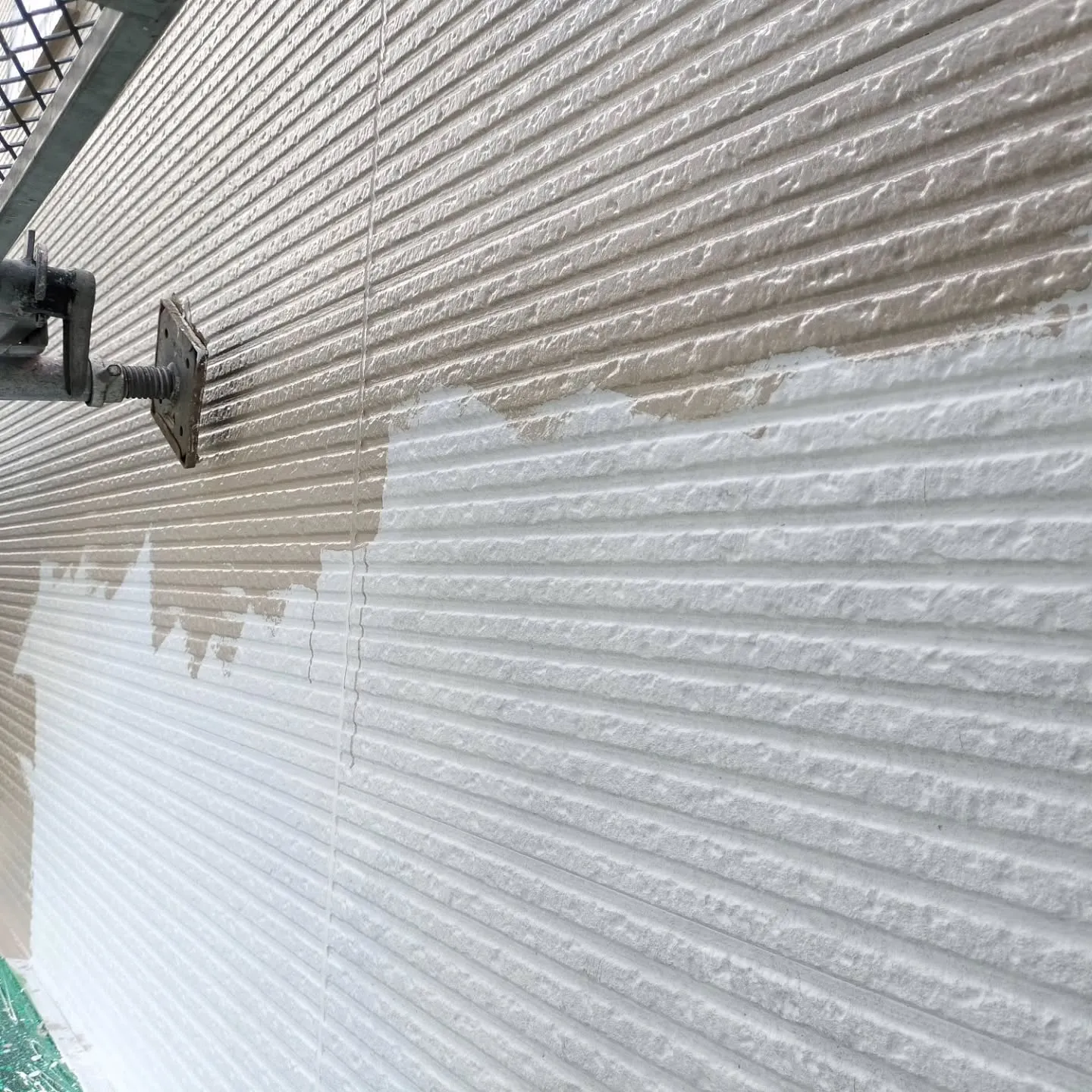 外壁塗装における中塗り工程