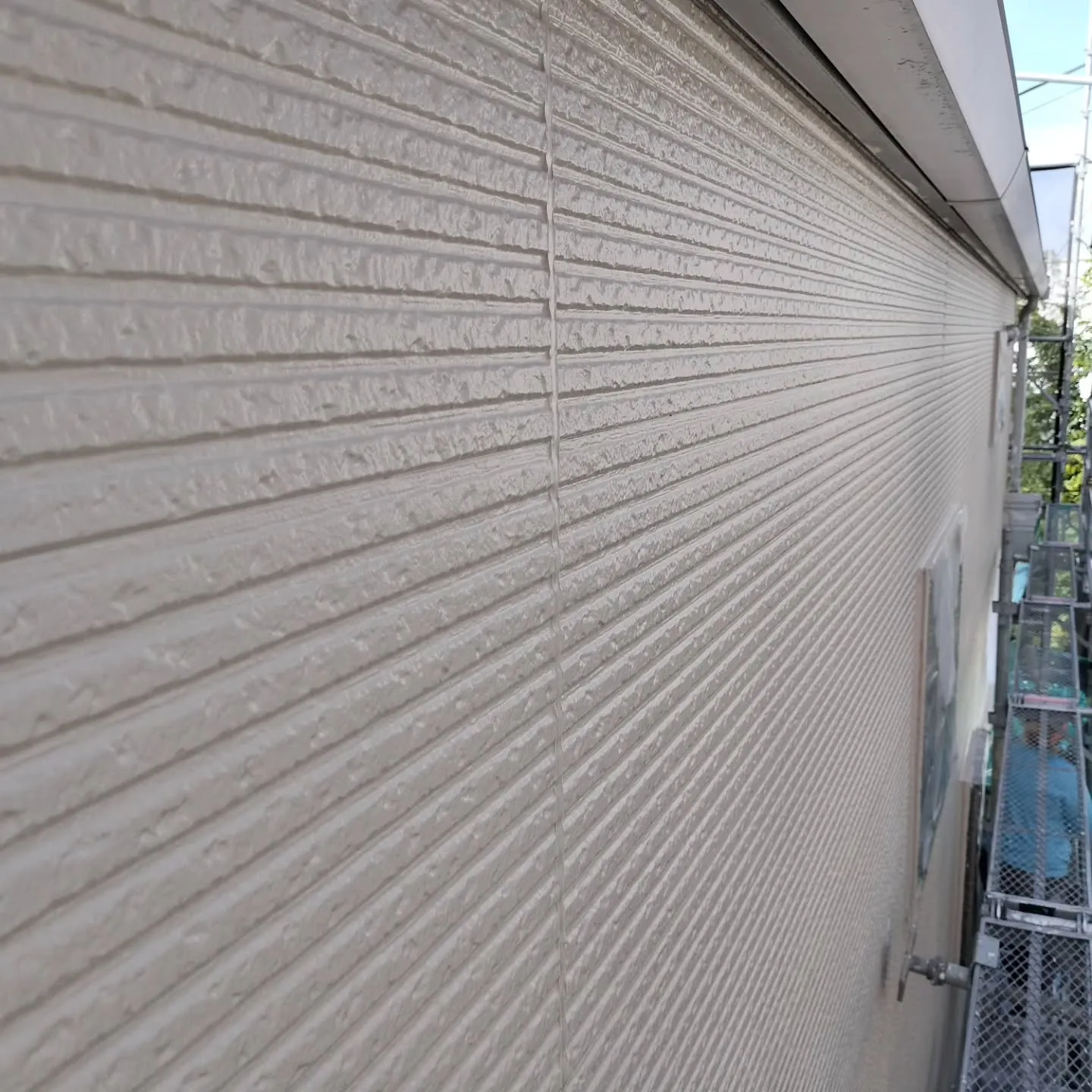 外壁塗装における中塗り工程